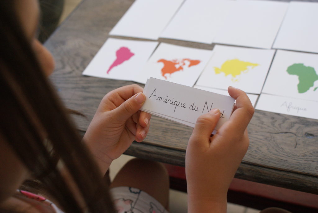 Matériel Montessori 3-6 ans de géographie. Cartes en trois parties des continents, image, mot, image et mot. 