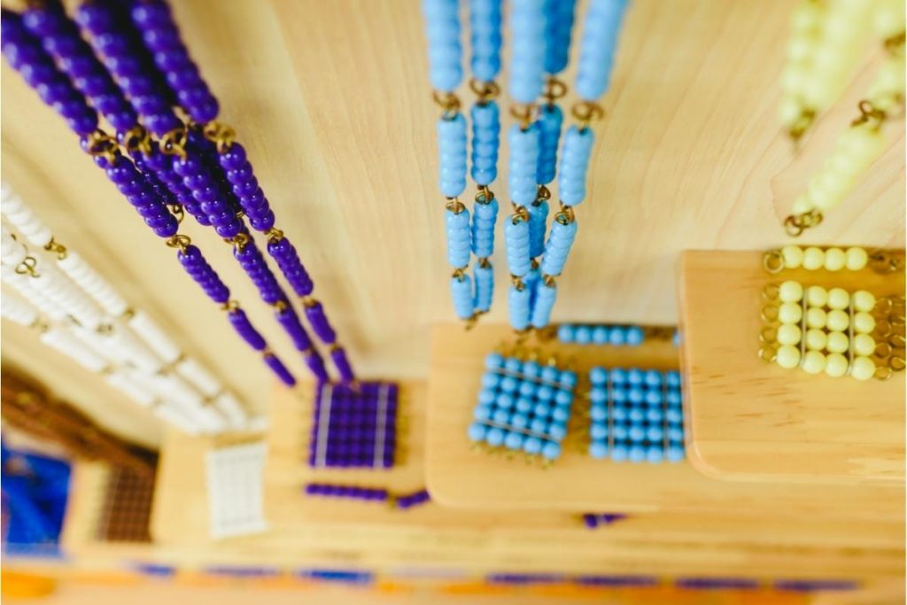 Le cabinet des perles de couleurs, matériel pédagogique Montessori 3-6 ans. Il permet le décompte linéaire et de mémoriser les tables de multiplication.