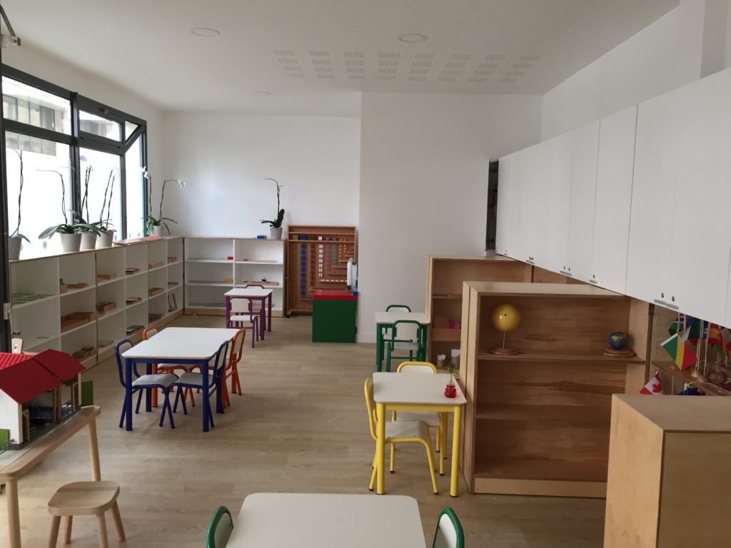 Une salle de classe Montessori. Aménagements faits par une architecte dans l'esprit de Maria Montessori.