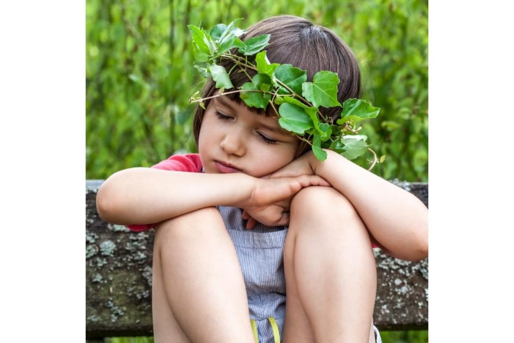 Une enfant pratique la méditation elle fait silence et perçoit les sons de la nature.